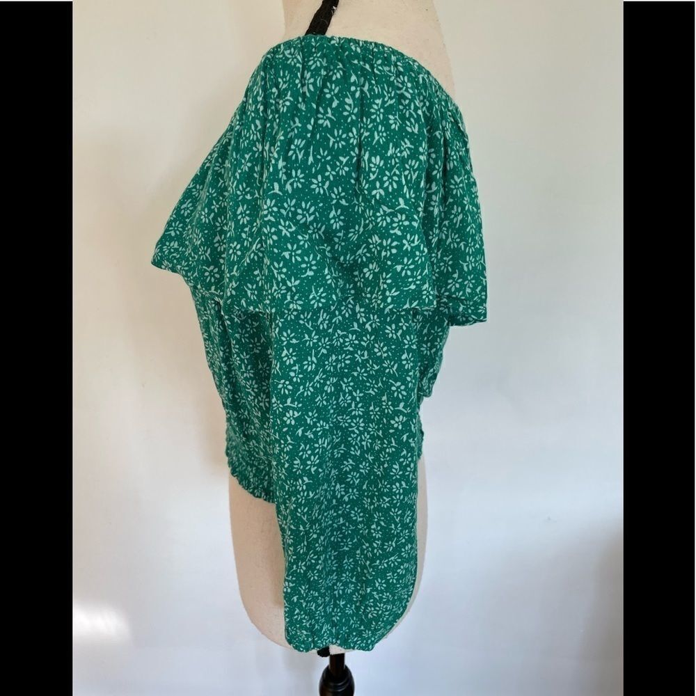 Hollister ruffled off shoulder wide elastic waist green/white floral top, size S - Picture 2 of 5